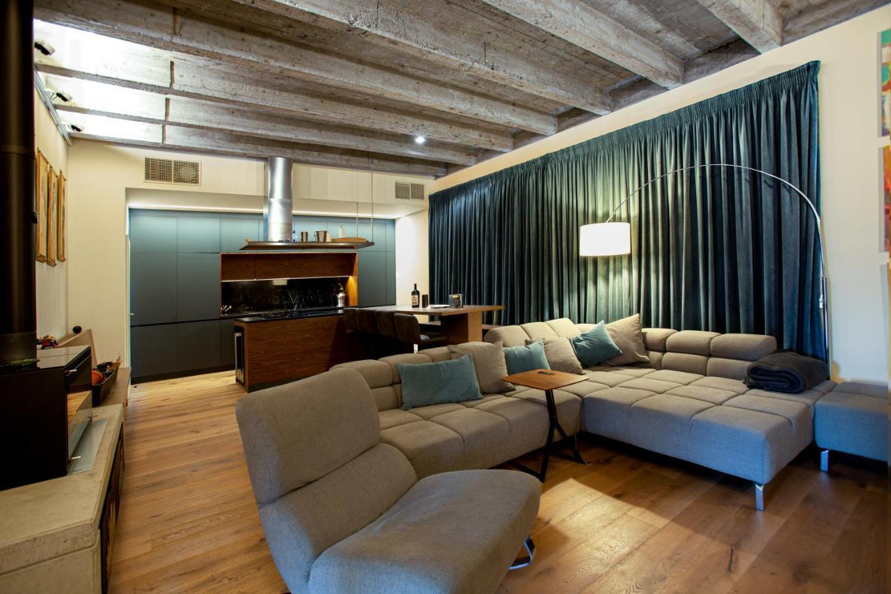 Contemporary Apartment With Fireplace & Terrace Банска бистрица Екстериор снимка